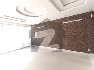 ماڈل ٹاؤن ایکسٹینشن ماڈل ٹاؤن,لاہور میں 3 کمروں کا 3 مرلہ عمارت 3.0 کروڑ میں برائے فروخت۔