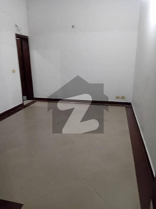 جوہر ٹاؤن لاہور میں 3 کمروں کا 1 کنال بالائی پورشن 90.0 ہزار میں کرایہ پر دستیاب ہے۔