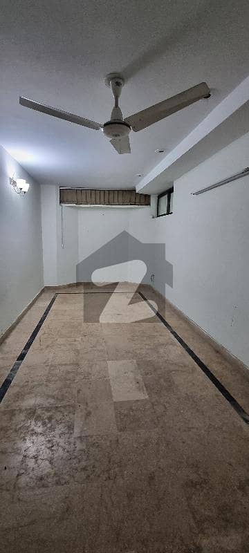 ایف ۔ 11 اسلام آباد میں 5 کمروں کا 10 مرلہ مکان 2.8 لاکھ میں کرایہ پر دستیاب ہے۔