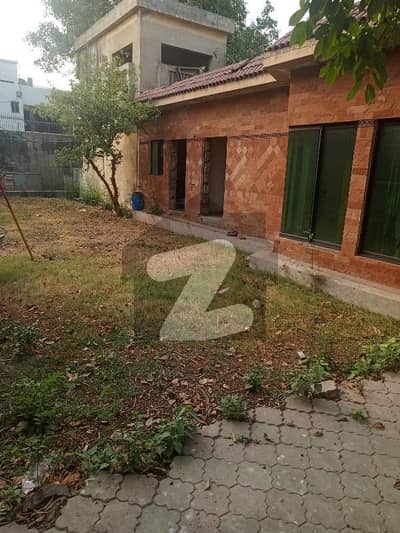 Gulberg near Mm Alam Road apx 2 kanal Old House Is Available For Sale Gulberg near Mm Alam Road apx 2 kanal Old House Is Available For Sale