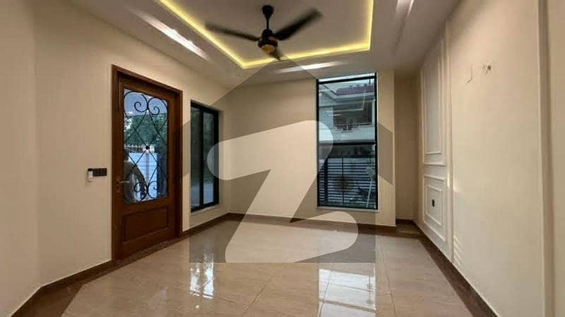 8 Marla Beautiful House Available For Sale 8 Marla Beautiful House Available For Sale