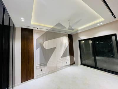 ڈی ایچ اے فیز 7 - بلاک ٹی فیز 7,ڈیفنس (ڈی ایچ اے),لاہور میں 5 کمروں کا 1 کنال مکان 3.25 لاکھ میں کرایہ پر دستیاب ہے۔