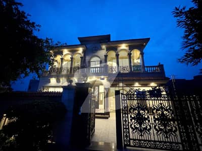 ڈی ایچ اے فیز 7 ڈیفنس (ڈی ایچ اے),لاہور میں 5 کمروں کا 1 کنال مکان 8.4 کروڑ میں برائے فروخت۔