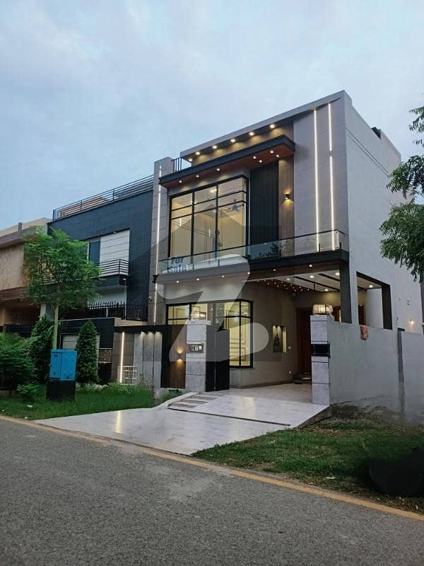 5 MARLA BRAND NEW MODERN HOUSE AVAILABLE FOR SALE IN CLOSE TO NFC 1 D BLOCK