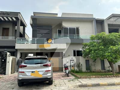 بحریہ ٹاؤن فیز 8 بحریہ ٹاؤن راولپنڈی,راولپنڈی میں 5 کمروں کا 11 مرلہ مکان 3.8 کروڑ میں برائے فروخت۔