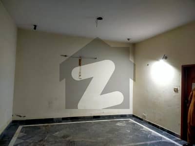 پی سی ایس آئی آر سٹاف کالونی لاہور میں 5 کمروں کا 14 مرلہ مکان 1.1 لاکھ میں کرایہ پر دستیاب ہے۔