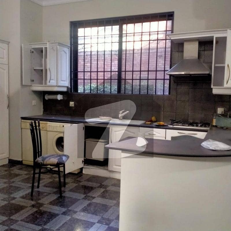 F 11 Ground portion+Upper portion 5 bed House F 11 Ground portion+Upper portion 5 bed House