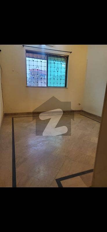ڈی ایچ اے فیز 4 - بلاک ایفایف فیز 4,ڈیفنس (ڈی ایچ اے),لاہور میں 3 کمروں کا 1 کنال بالائی پورشن 1.25 لاکھ میں کرایہ پر دستیاب ہے۔