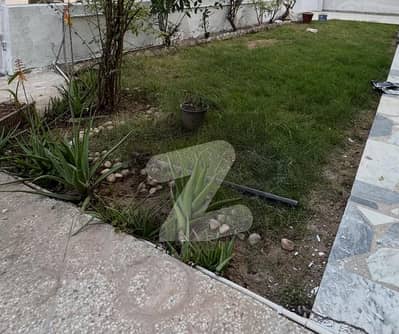 F11/4 TOP LOCATION CORNER EXCELLENT HOUSE FOR SALE SIZE PROPER 50/90 500 YARDS CLOSE END STREET 8 BED ROOMS TRIPLE STORY
