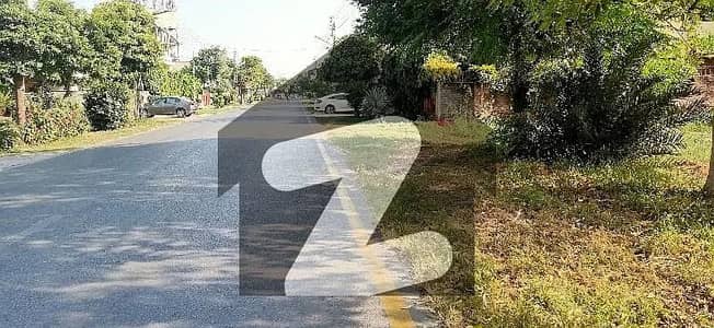 ڈی ایچ اے فیز 4 - بلاک ڈبل ایچ فیز 4,ڈیفنس (ڈی ایچ اے),لاہور میں 1 کنال رہائشی پلاٹ 4.5 کروڑ میں برائے فروخت۔