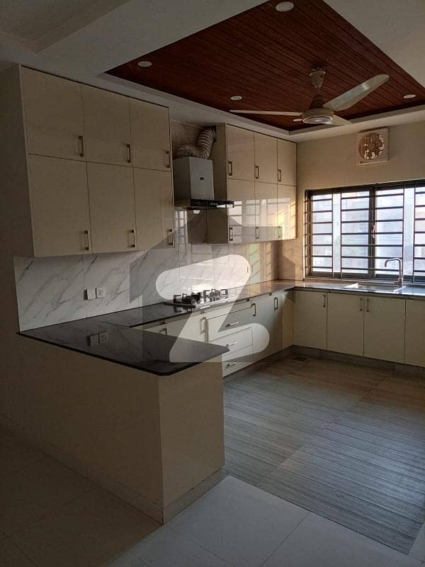 10 Marla Beautiful House For Sale 10 Marla Beautiful House For Sale