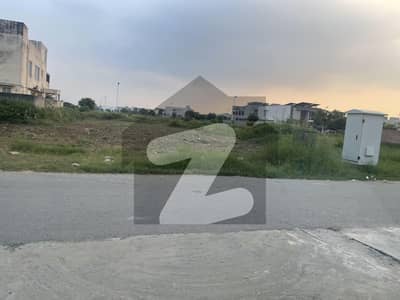 ڈی ایچ اے فیز 8 - بلاک ٹی فیز 8,ڈیفنس (ڈی ایچ اے),لاہور میں 1 کنال رہائشی پلاٹ 4.15 کروڑ میں برائے فروخت۔