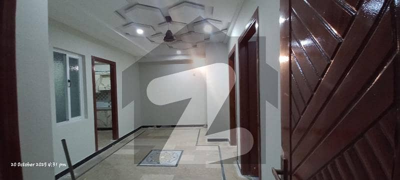 Centrally Located Prime Location Flat Available In Gulberg For rent Centrally Located Prime Location Flat Available In Gulberg For rent