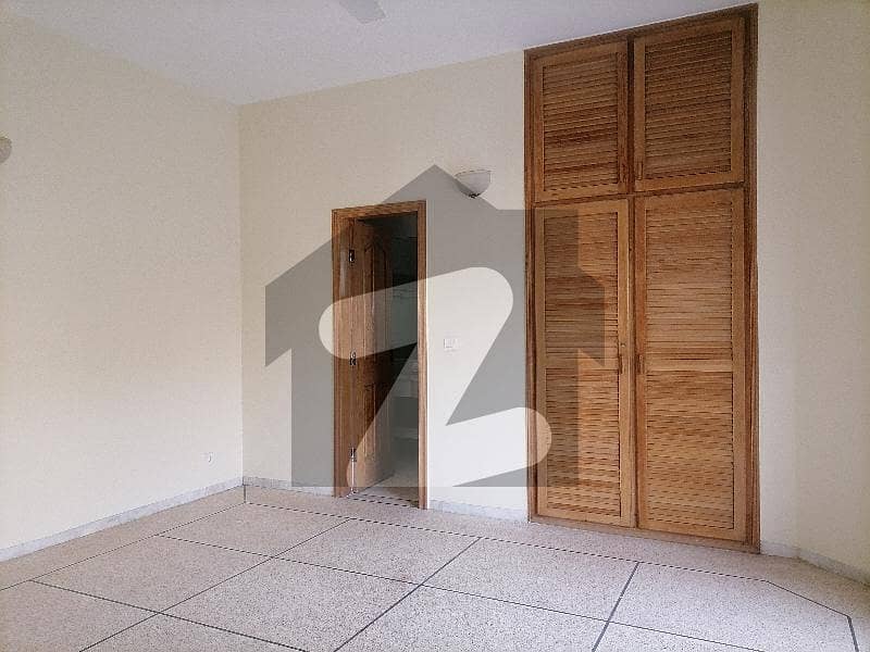 ایف ۔ 8 اسلام آباد میں 6 کمروں کا 1 کنال مکان 7.0 لاکھ میں کرایہ پر دستیاب ہے۔