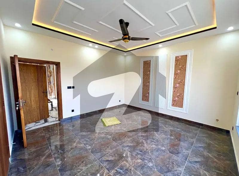 Old House For Sale In F-6 Main Road Old House For Sale In F-6 Main Road