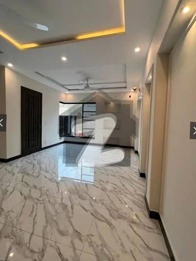 ایل ڈی اے ایوینیو لاہور میں 5 کمروں کا 10 مرلہ مکان 2.95 کروڑ میں برائے فروخت۔