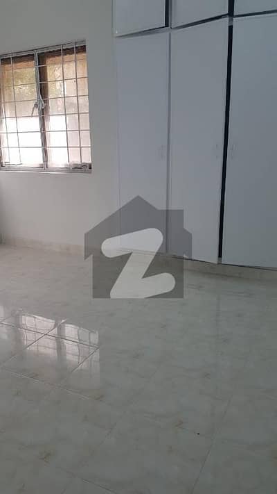 700
