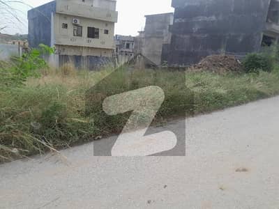 8 marla builders location plot for sale St 210a