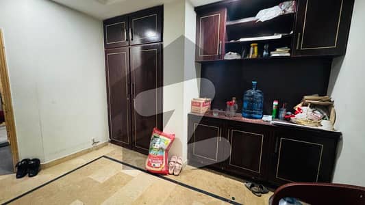 سیٹیلائیٹ ٹاؤن - بلاک اے سیٹیلائیٹ ٹاؤن,راولپنڈی میں 1 کمرے کا 2 مرلہ فلیٹ 80.0 لاکھ میں برائے فروخت۔