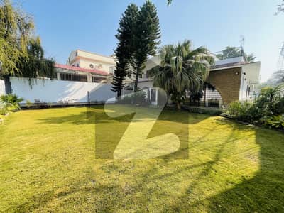 ایف ۔ 8 اسلام آباد میں 6 کمروں کا 1 کنال مکان 7.0 لاکھ میں کرایہ پر دستیاب ہے۔