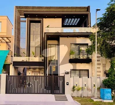 سٹی ہاؤسنگ سوسائٹی گوجرانوالہ میں 5 کمروں کا 10 مرلہ مکان 4.9 کروڑ میں برائے فروخت۔