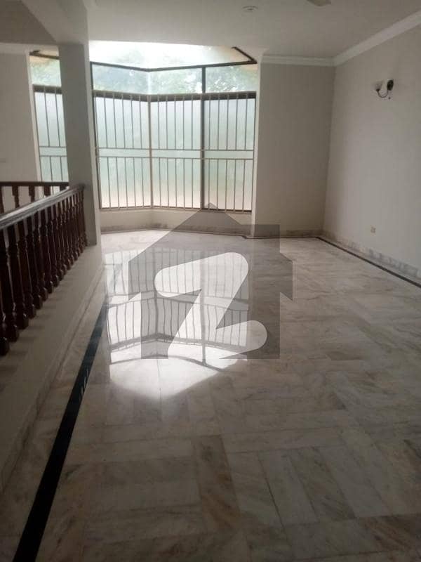 House In F-7 Sized 1 Kanal Is Available House In F-7 Sized 1 Kanal Is Available
