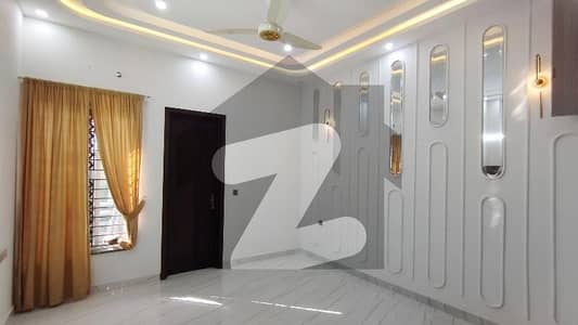 ایل ڈی اے ایوینیو لاہور میں 6 کمروں کا 10 مرلہ مکان 3.49 کروڑ میں برائے فروخت۔