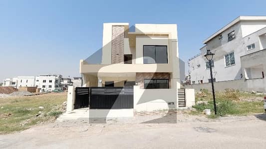 عمارکینیان ویوز اسلام آباد میں 5 کمروں کا 10 مرلہ مکان 5.5 کروڑ میں برائے فروخت۔