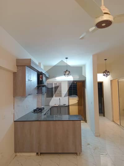 رائل ٹاور شاہراہِ عثمان,کراچی میں 3 کمروں کا 8 مرلہ فلیٹ 3.3 کروڑ میں برائے فروخت۔