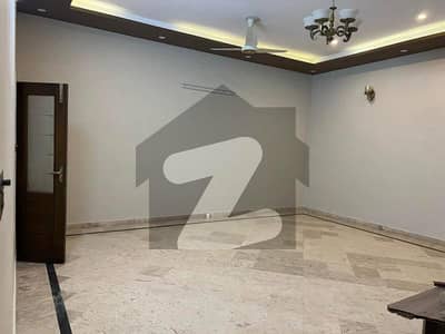 1 KNAL FULL HOUSE WITH 5 BEDROOM IDEAL LOCTION NASHMAN E IQBAL