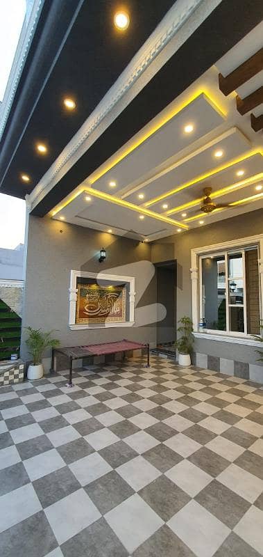 ایل ڈی اے ایوینیو لاہور میں 7 کمروں کا 10 مرلہ مکان 3.75 کروڑ میں برائے فروخت۔