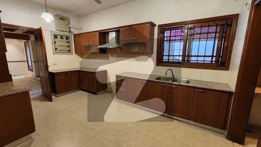 کلفٹن ۔ بلاک 5 کلفٹن,کراچی میں 2 کنال مکان 8.0 لاکھ میں کرایہ پر دستیاب ہے۔ کلفٹن ۔ بلاک 5 کلفٹن,کراچی میں 2 کنال مکان 8.0 لاکھ میں کرایہ پر دستیاب ہے۔