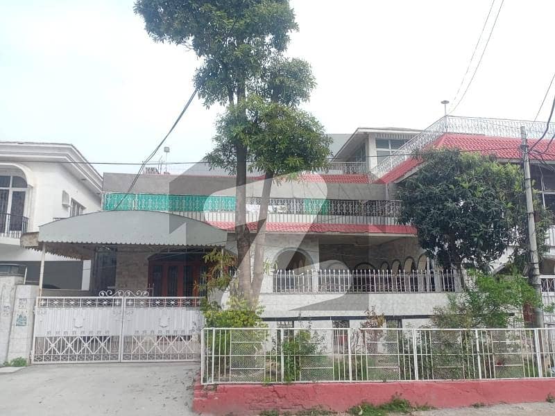 24 Marla THREE STOREY 8 BEDROOMS HOUSE . 24 Marla THREE STOREY 8 BEDROOMS HOUSE .