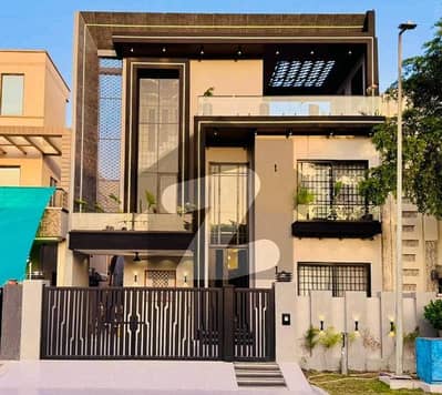 سٹی ہاؤسنگ سوسائٹی گوجرانوالہ میں 6 کمروں کا 10 مرلہ مکان 4.9 کروڑ میں برائے فروخت۔