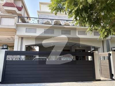 بحریہ انکلیو بحریہ ٹاؤن,اسلام آباد میں 6 کمروں کا 1 کنال مکان 10.5 کروڑ میں برائے فروخت۔