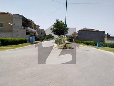 کینال پارک فیصل آباد میں 12 مرلہ رہائشی پلاٹ 2.5 کروڑ میں برائے فروخت۔