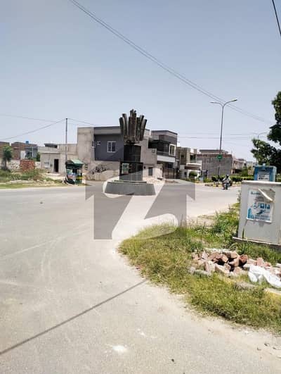 کینال پارک فیصل آباد میں 1 کنال رہائشی پلاٹ 3.75 کروڑ میں برائے فروخت۔