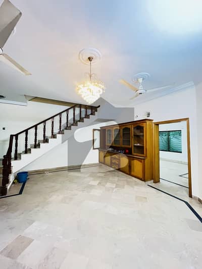 ای ۔ 11 اسلام آباد میں 4 کمروں کا 10 مرلہ مکان 2.3 لاکھ میں کرایہ پر دستیاب ہے۔