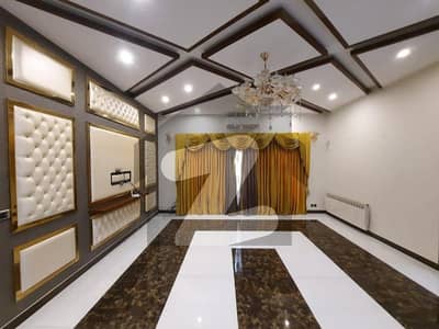 1 Kanal Elegant Full house available for rent