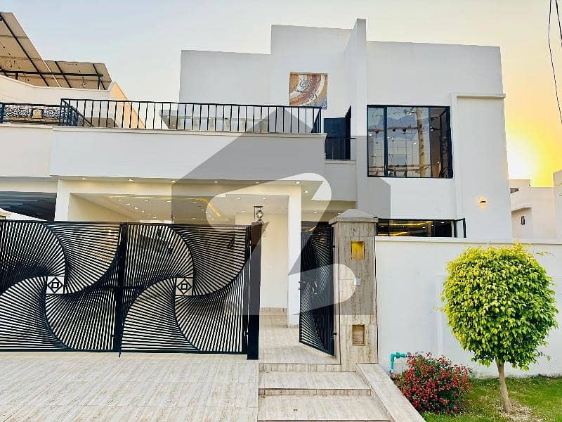 10 MARLA MODERN HOUSE FOR SALE. 10 MARLA MODERN HOUSE FOR SALE.
