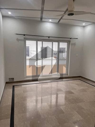 جی ۔ 13 اسلام آباد میں 3 کمروں کا 14 مرلہ زیریں پورشن 90.0 ہزار میں کرایہ پر دستیاب ہے۔