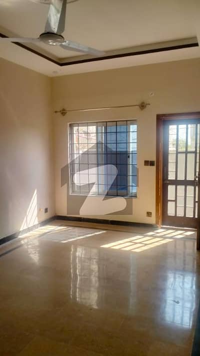 جی ۔ 15 اسلام آباد میں 6 کمروں کا 12 مرلہ مکان 1.6 لاکھ میں کرایہ پر دستیاب ہے۔