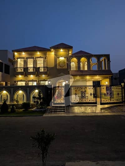 ویلینشیاء ہاؤسنگ سوسائٹی لاہور میں 5 کمروں کا 1 کنال مکان 8.4 کروڑ میں برائے فروخت۔ ویلینشیاء ہاؤسنگ سوسائٹی لاہور میں 5 کمروں کا 1 کنال مکان 8.4 کروڑ میں برائے فروخت۔