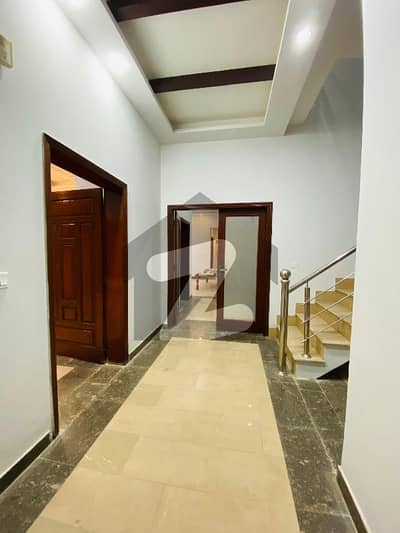 ماڈل ٹاؤن ملتان میں 5 کمروں کا 10 مرلہ مکان 2.1 کروڑ میں برائے فروخت۔