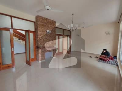 ایف ۔ 6 اسلام آباد میں 4 کمروں کا 1 کنال مکان 7.0 لاکھ میں کرایہ پر دستیاب ہے۔