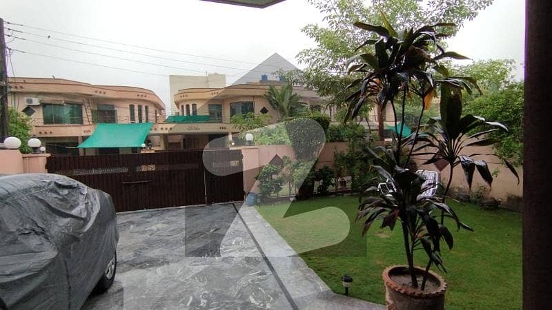 مین کینال بینک روڈ لاہور میں 4 کمروں کا 11 مرلہ مکان 4.0 کروڑ میں برائے فروخت۔