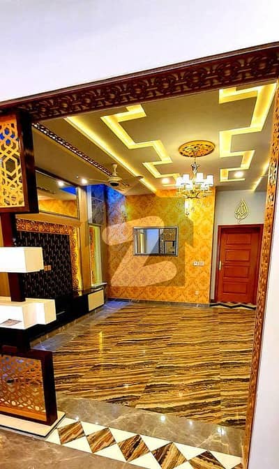 کینال گارڈن لاہور میں 6 کمروں کا 10 مرلہ مکان 4.25 کروڑ میں برائے فروخت۔