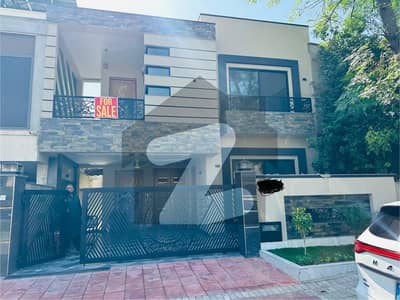 بحریہ ٹاؤن فیز 4 بحریہ ٹاؤن راولپنڈی,راولپنڈی میں 5 کمروں کا 10 مرلہ مکان 5.95 کروڑ میں برائے فروخت۔ بحریہ ٹاؤن فیز 4 بحریہ ٹاؤن راولپنڈی,راولپنڈی میں 5 کمروں کا 10 مرلہ مکان 5.95 کروڑ میں برائے فروخت۔