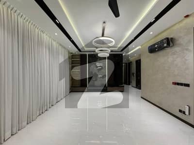 ڈی ایچ اے فیز 8 سابقہ ایئر ایوینیو ڈی ایچ اے فیز 8,ڈی ایچ اے ڈیفینس,لاہور میں 7 کمروں کا 1 کنال مکان 4.2 لاکھ میں کرایہ پر دستیاب ہے۔