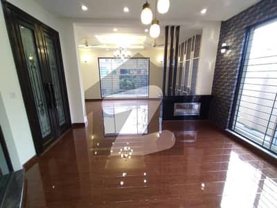 ویلینشیاء ہاؤسنگ سوسائٹی لاہور میں 5 کمروں کا 1 کنال مکان 7.5 کروڑ میں برائے فروخت۔ ویلینشیاء ہاؤسنگ سوسائٹی لاہور میں 5 کمروں کا 1 کنال مکان 7.5 کروڑ میں برائے فروخت۔